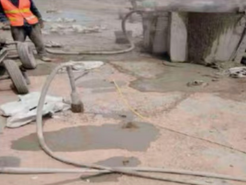 新宁水泥混凝土路面板底注浆技术 路面脱空注浆整治方案