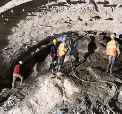 新宁拱顶带模注浆料的施工流程及注意事项